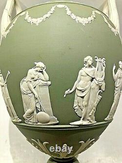C. 1956 Wedgwood Jasperware Green Muses Lidded Urn #1316 Pedestal Detials