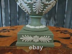 Rare Wedgwood Green Jasperware Cupid Arabesque Covered Pedestal Vase Urn (1972)