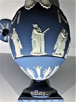 Stunning C. 1979 Wedgwood Blue Jasperware Pedestal Apollo Urn WithLid 12.00H