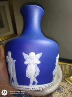 Unmarked WEDGWOOD blue jasper Portland shape angel sprigged antique vase 20cm