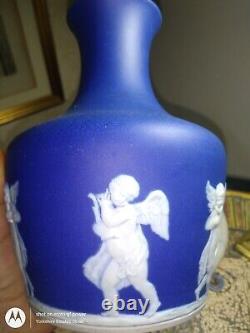 Unmarked WEDGWOOD blue jasper Portland shape angel sprigged antique vase 20cm