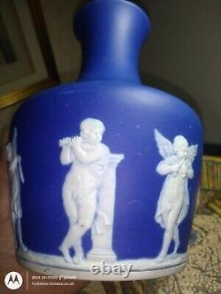 Unmarked WEDGWOOD blue jasper Portland shape angel sprigged antique vase 20cm