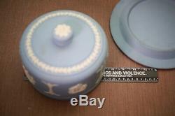 Vintage NEAR MINT Wedgwood Jasperware Classic Blue Cake Plate With Lid England