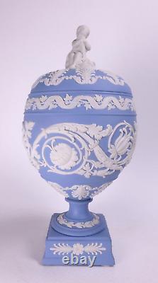 WEDGWOOD JASPER WARE LIDDED VASE WITH PUTTI FINIAL c. 1972 RARE