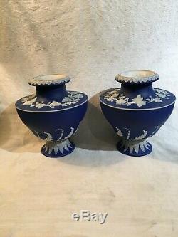 Wedgwood Cobalt Jasperware pair vase urns paire d'urnes
