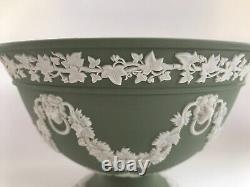 Wedgwood Green Jasper Ware small Pedestal bowl in excellent condition