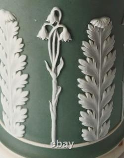Wedgwood Jasperware Green White Dip Acanthus & Bellflowers Spill Vase 5 3/4 Inch