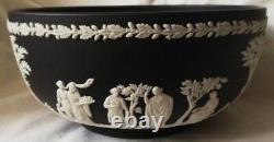 Wedgwood black jasperware bowl 1963, 20cm, classic Sacrifice to Ceres pattern