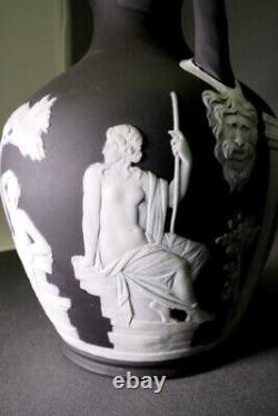 Wedgwood, set of 2x Portland vase, 1x crater vase black + white jasperware 19th century 25 cm