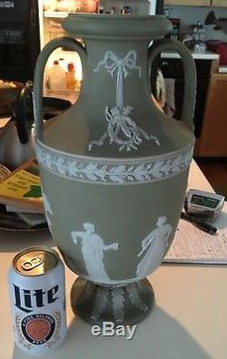 1-wedgwood Jasperware Green 1899 Huge 15x8 Urne Vase Poignées Nice! (2 Disponibles)