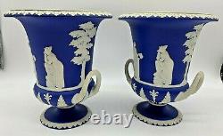 1850's Wedgwood Paire De Gros Bleu Et Blanc Jumelé Piédestal Urne/vases