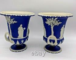 1850's Wedgwood Paire De Gros Bleu Et Blanc Jumelé Piédestal Urne/vases