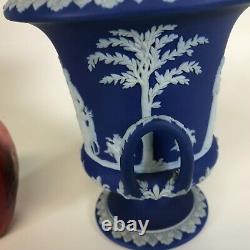 19ème Siècle Wedgwood Dark Blue Jasperware Covered Urn Jar