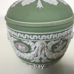 19ème Siècle Wedgwood Tri Color Jasperware Green White Lilac Cameo Covered Bowl