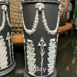 2 Vases À Déversement En Acanthe Jasperware Blancs Et Noirs, Wedgwood, Xixe Siècle