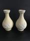 2 Vases Bud Wedgwood En Jaspe Jaune, Motif Primev&egrave;re, En Excellent &eacute;tat