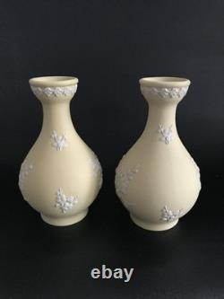 2 vases Bud Wedgwood en jaspe jaune, motif primevère, en excellent état