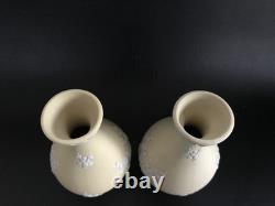 2 vases Bud Wedgwood en jaspe jaune, motif primevère, en excellent état