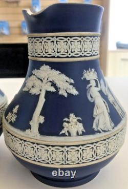 2 x Pichets en Jasperware ancien de Wedgewood Bleu Foncé avec de Jolis Designs