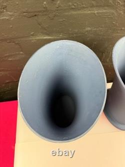 2 x Vase en porcelaine Jasper Wedgwood bleu Portland 9,75 pouces de haut extra large 9,5 paire