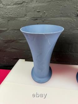 2 x Vase en porcelaine Jasper Wedgwood bleu Portland 9,75 pouces de haut extra large 9,5 paire