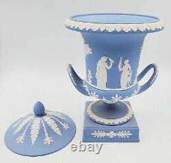 20e C Wedgwood Jasperware Blanc / Lavande Campana Pedestal Urn Vase & Cover