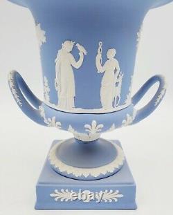 20e C Wedgwood Jasperware Blanc / Lavande Campana Pedestal Urn Vase & Cover