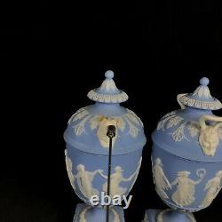 2x Antique Wedgwood Blue Jasperware Urnes Coudées Heures De Danse Vers 1860-90 A/f