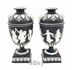 2x Wedgwood Jasperware Basalte Dancing Heures Urnes 19ème Siècle A / F