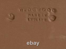 4 Articles en Jasperware marron/taupe de Wedgwood avec des tampons originaux.