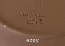 4 Articles en Jasperware marron/taupe de Wedgwood avec des tampons originaux.