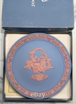 ASSIETTE WEDGWOOD Jasperware VALENTIN 1987 en Rose sur Bleu, Certificat d'Authenticité, Édition Limitée, Boîtier