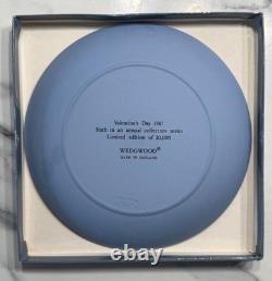 ASSIETTE WEDGWOOD Jasperware VALENTIN 1987 en Rose sur Bleu, Certificat d'Authenticité, Édition Limitée, Boîtier