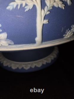 Ancien grand bol à fruits sur piédestal Wedgwood bleu foncé en jasperware