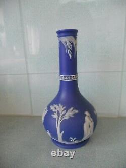 Antique 1874 Wedgwood Jasperware Grand Vase à bouton de tige bleu foncé avec des figures grecques