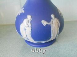 Antique 1874 Wedgwood Jasperware Grand Vase à bouton de tige bleu foncé avec des figures grecques