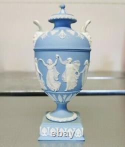 Antique 19ème Siècle Wedgwood Bleu Clair Jasperware Heures De Danse Urn Vase