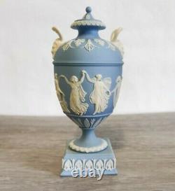 Antique 19ème Siècle Wedgwood Bleu Clair Jasperware Heures De Danse Urn Vase