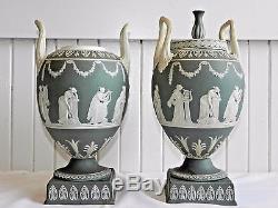 Antique Paire De Wedgwood Jasperware Sage Green Urns Vases 1 Manche Double À Litière