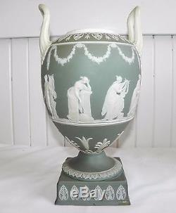 Antique Paire De Wedgwood Jasperware Sage Green Urns Vases 1 Manche Double À Litière
