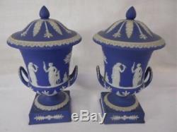 Antique Wedgwood Blue Jasperware Campana Muses Urnes Couvertes Paire Rare
