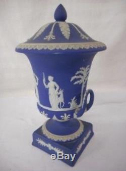 Antique Wedgwood Blue Jasperware Campana Muses Urnes Couvertes Paire Rare