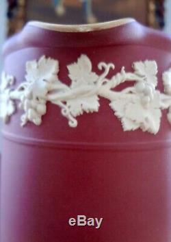 Antique Wedgwood Crimson Jasperware Offres De Pitcher Hauts De Paix 7,8 Pouces