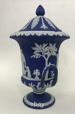 Antique Wedgwood Dark Blue Jasperware Campana Urn, Urne Couverte, Deux Manipulés, Boulonnés