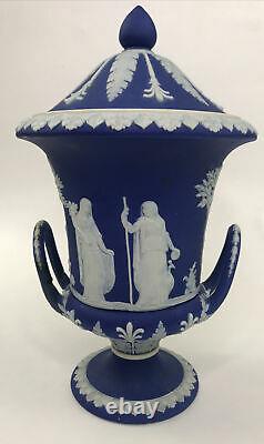 Antique Wedgwood Dark Blue Jasperware Campana Urn, Urne Couverte, Deux Manipulés, Boulonnés