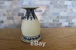 Antique Wedgwood Jaune Ware Ware Tall Tall Tricolor Vase Relief Noir (c. 1879)