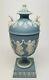 Antique Wedgwood Lavande (bleu Pâle) Jasperware Dancing Hours 6.5 Urne Avec Couvercle