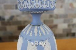 Antique Wedgwood Light Blue Jasper Ware Dancing Heures 10 Urne Avec Couvercle (vers 1879)