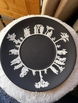 Assiette Wedgwood Jasperware bleue, blanc sur bleu, 24 cm de large