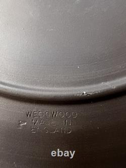 Assiette Wedgwood Jasperware bleue, blanc sur bleu, 24 cm de large